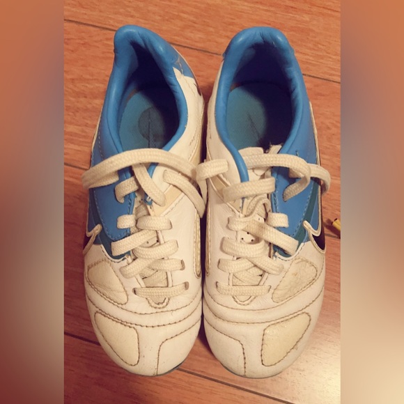 Nike kids size 11 soccer shoes - Picture 2 of 5
